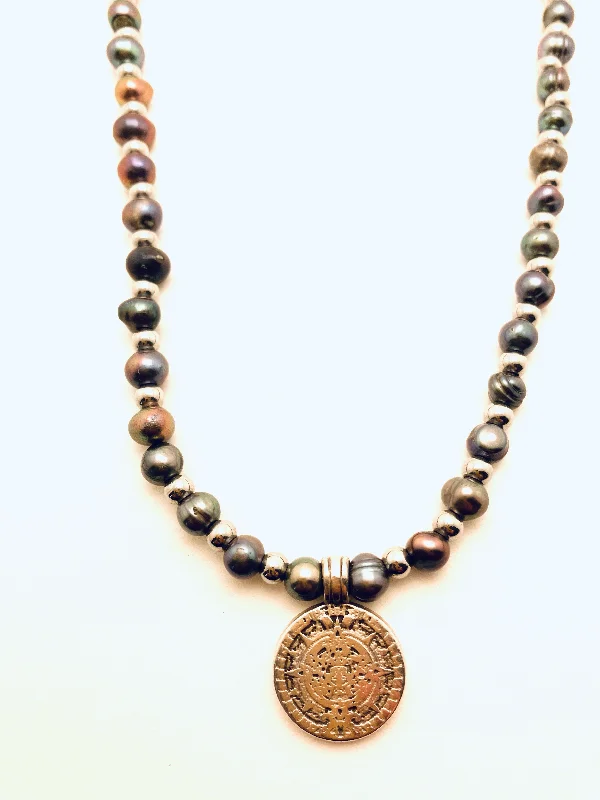 Best necklaces and pendants with art deco elements for a vintage, glamorous design-Black Freshwater Pearl Coin Necklace